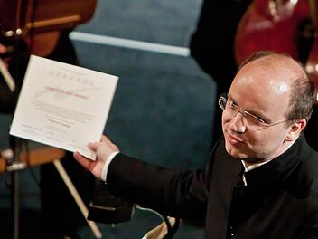 Coburgs Generalmusikdirektor Roland Kluttig mit der Urkunde ,Künstler des Monats' der Metropolregion Nürnberg. Die Auszeichnung erhielt er im Rahmen eines Sinfoniekonzert im Landestheater.Fotos: Jochen Berger
