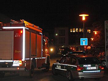 Ein Großaufgebot an Rettungskräften rückte gestern aus, nachdem am Abend in der Karl-Herold-Altenwohnanlage Feueralarm ausgelöst wurde.   Foto: Katrin Geyer