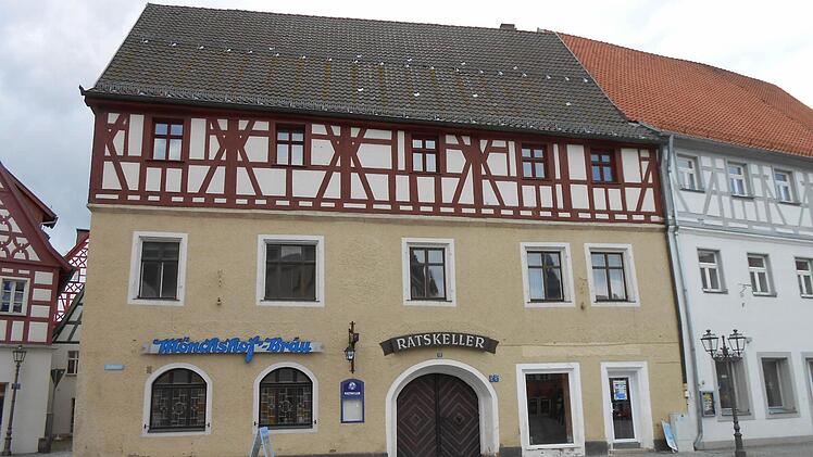 Der Ratskeller mit seiner Fachwerk-Fassade prägt das Bild des Marktplatzes. Fotos: Katrin Geyer