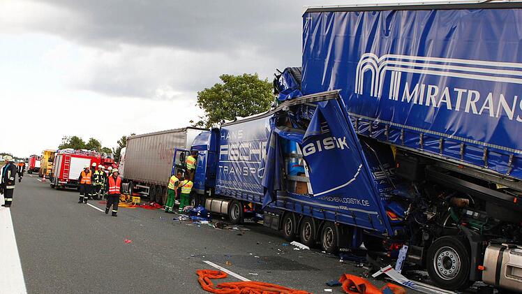 Die Lkw sind derma&szlig;en ineinander verkeilt, dass das F&uuml;hrerhaus des Unfallverursachers kaum mehr zu erkennen ist. Foto: News5 / Buerkel