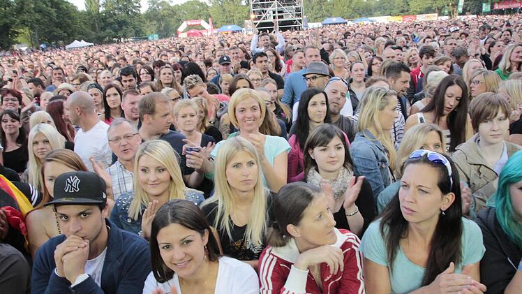 Xavier Naidoo machte seine Fans am Samstag im Forchheimer Jahnstadion glücklich. Foto: Josef Hofbauer