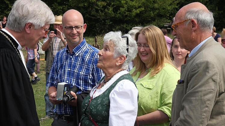 Der Landesbischof nahm sich viel Zeit für die Besucher.