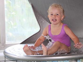 Spaß, nicht nur für die Kleinsten. Im Sommer machte die dreijährige Loni mit ihrer Familie einen Ausflug nach Bad Brückenau. Foto: Ulrike Müller