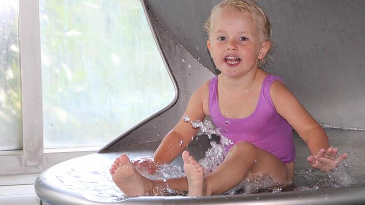 Spaß, nicht nur für die Kleinsten. Im Sommer machte die dreijährige Loni mit ihrer Familie einen Ausflug nach Bad Brückenau. Foto: Ulrike Müller