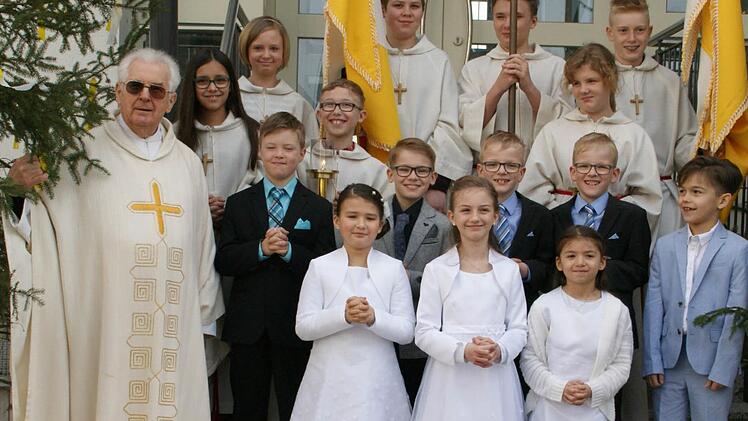 Kirchaich &mdash; Sechs Buben und drei M&auml;dchen gingen am Wei&szlig;en Sonntag in der katholischen &Auml;gidius-Kirche in Kirchaich erstmals zum Tisch des Herrn. Pfarrer Ewald Thoma feierte den Festgottesdienst mit den Kindern und Familien, der ganz im Zeichen des Weinstocks und seiner Reben stand.  Foto: Sabine Weinbeer