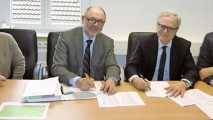 Bei der Unterzeichnung des Vorvertrags: Die GUT-Geschäftsführer Gunter Häckner, Wilfried Neubauer und Günther Mendel mit Robert Herrmann, dem Vorsitzenden der Bürgerwald-Körperschaft, womit die Voraussetzungen für die weiteren Schritte und Standortüberprüfungen geschaffen wurden. Foto: pr