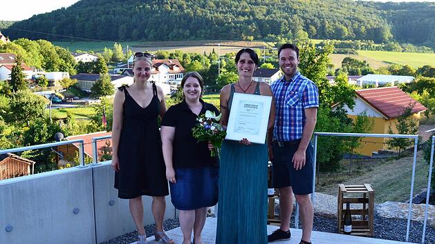 Lydia Molea wurde mit der Ehrennadel der Wirtschaftsjunioren ausgezeichnet. Von links B. Gutmann (Kreissprecherin), Ch. Oßwald (stellv. Kreissprecherin), L. Molea, M. Pusch (Vorstandsmitglied, IHK), Foto: Hans Wild