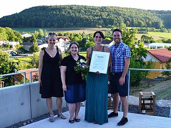 Lydia Molea wurde mit der Ehrennadel der Wirtschaftsjunioren ausgezeichnet. Von links B. Gutmann (Kreissprecherin), Ch. Oßwald (stellv. Kreissprecherin), L. Molea, M. Pusch (Vorstandsmitglied, IHK), Foto: Hans Wild
