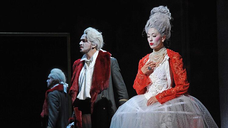 Turbulente Verwechslungen: Szene aus der Neuinszenierung von "Figaros Hochzeit" am Landestheater Coburg.Foto: Andrea Kremper