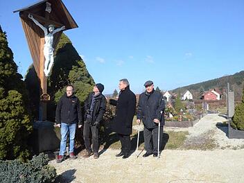 Gehwege auf dem Friedhof und das Friedhofskreuz wurden im Wallfahrtsort Glosberg restauriert und bieten eine gelungene Verschönerung für den Ort der letzten Ruhestätten. Darüber freuen sich (v. l.)  Marco Deuerling, Manfred Fößel, Bürgermeister Wolfgang Beiergrößlein und der Initiator Robert Baehr. K.- H. Hofmann