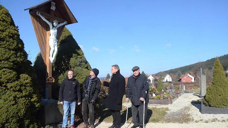 Gehwege auf dem Friedhof und das Friedhofskreuz wurden im Wallfahrtsort Glosberg restauriert und bieten eine gelungene Verschönerung für den Ort der letzten Ruhestätten. Darüber freuen sich (v. l.)  Marco Deuerling, Manfred Fößel, Bürgermeister Wolfgang Beiergrößlein und der Initiator Robert Baehr. K.- H. Hofmann