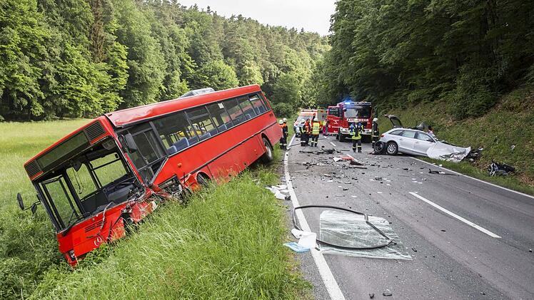 Auf einer Waldstrecke zwischen Eltmann und Trossenfurt passierte der schwere Unfall mit dem Bus und dem Audi.  Foto: René Ruprecht