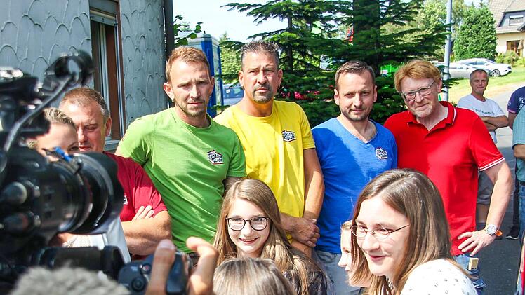 Anikka Sunderland (rechts vorne) und ihre Töchter sind überglücklich, als sie in ihr renoviertes Haus einziehen.  Fotos: Andreas Schmitt