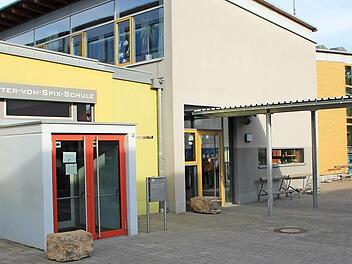 Das "Telefonhäuschen" (links) ist Windfang und Haupteingang der Spix-Mittelschule. Die Tür rechts daneben hat keinen Windfang, wird aber häufiger genutzt. Foto: Andreas Dorsch