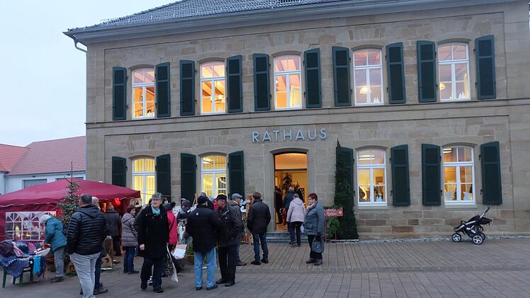 Das Rathaus war voll mit Ausstellern. Foto: Philipp Bauernschubert