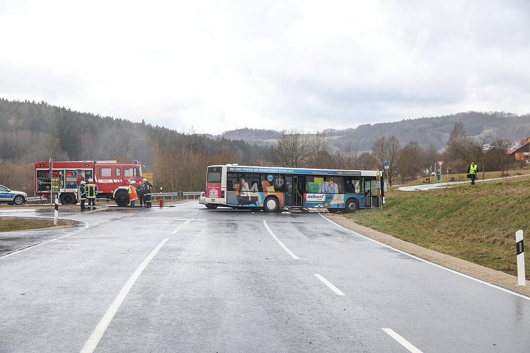 Auto prallt mit hoher Wucht gegen Linienbus
