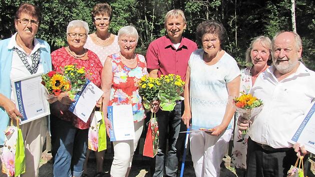 Ehrungen hat es beim Sommerfest des VdK Weitramsdorf gegeben: (von links) Heidrun Hauptmann, Renate Treubert, Susann Biedefeld, Gisela Schmidt, Wolfgang Bauersachs, Hella Lutter, Elisabeth Güntzel und Thomas Heinlein.  Foto: Martin Koch