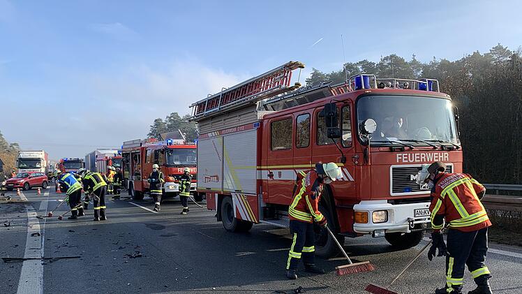 Ein schwerer Verkehrsunfall ereignete sich am Freitagmittag (18. Dezember 2020) auf der A6 auf der H&ouml;he der Anschlussstelle Ansbach.