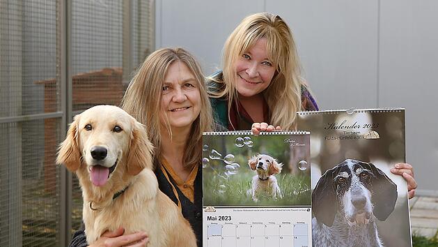 Sie freuen sich &uuml;ber den neuen Tierheimkalender: (von links):  Dori, SilviaPietrek vom Tierheim und Fotografin Kerstin Junker. Foto: Lisa da Silva