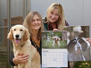 Sie freuen sich über den neuen Tierheimkalender: (von links):  Dori, SilviaPietrek vom Tierheim und Fotografin Kerstin Junker. Foto: Lisa da Silva