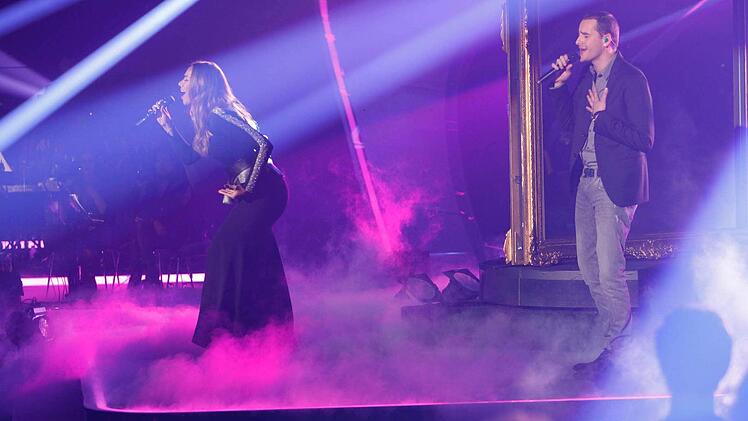 Michael Lane beim Finale von The Voice of Germany. Mit Weltstar Leona Lewis sang er ein Duett, doch leider erreichte der 26-Jährige aus Dorfhaus (Kreis Forchheim) nur den dritten Platz. Fotos: © SAT.1/ProSieben/Richard Hübner
