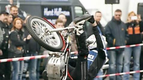 Stuntman Horst Hoffmann zeigt bei seiner Show sein ganzes Können.