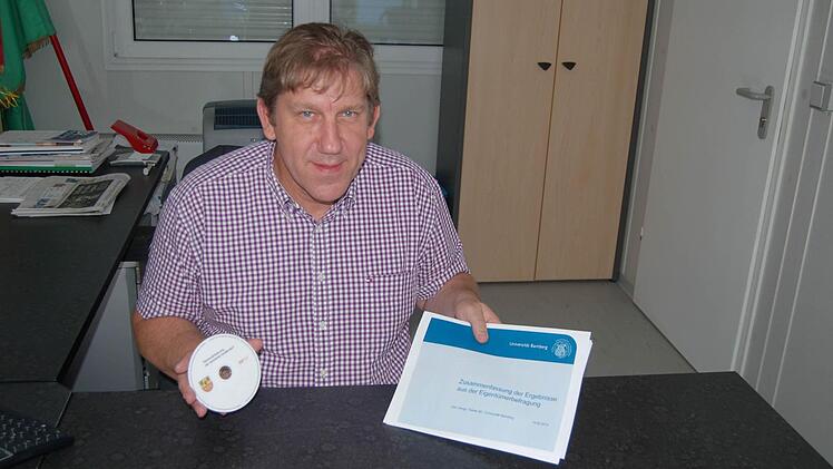 Bürgermeister Andreas Schwarz mit der CD vom Strullendorfer Imagefilm und der Uni-Untersuchung