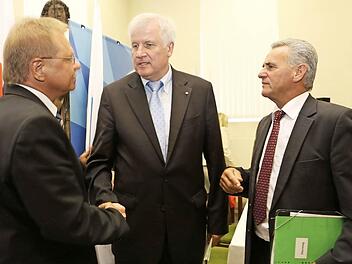 Bürgermeister Wolfgang Beiergrößlein (links) und Landrat Oswald Marr (rechts) bedanken sich bei Ministerpräsident Horst Seehofer.Foto: Herbst