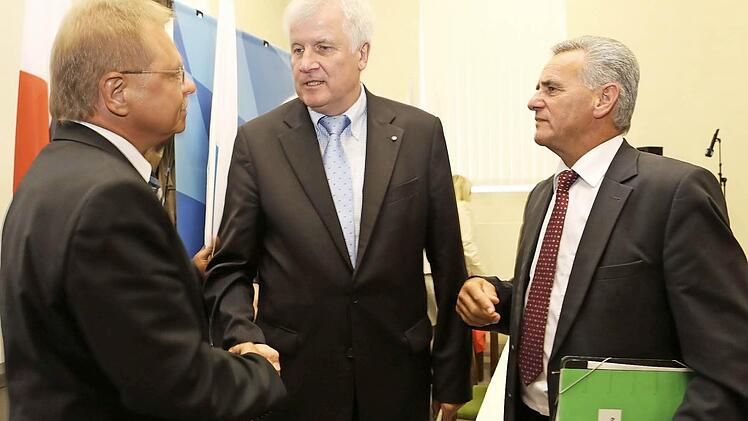 Bürgermeister Wolfgang Beiergrößlein (links) und Landrat Oswald Marr (rechts) bedanken sich bei Ministerpräsident Horst Seehofer.Foto: Herbst