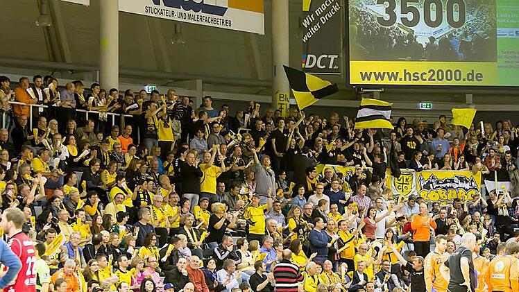 Der Großteil der über 3500 Zuschauer in der HUK-Coburg-Arena war einfach nur begeistert von der Leistung ihrer Mannschaft. Doch es gab auch einige Unverbesserliche, die sich wieder einmal vereinsschädigend für den HSC 2000 Coburg verhalten haben. Foto: Albert Höchstädter