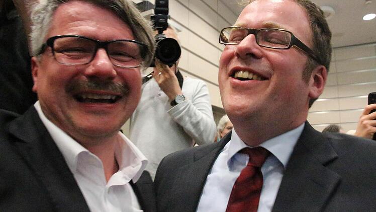 Erlanger SPD-Vorsitzende Dieter Rosner (l.) mit dem Wahlsieger Florian Janik. Foto: Christian Bauriedel