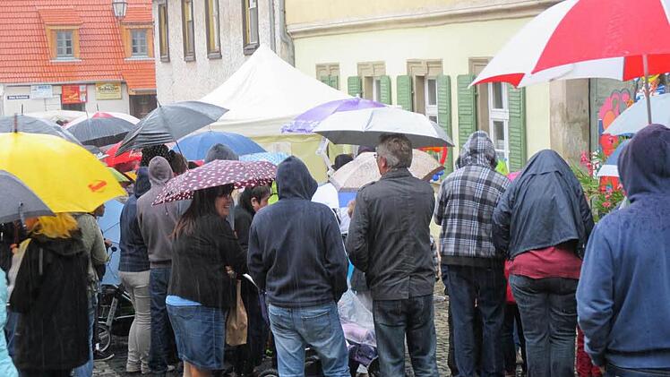 Schade: Heftige Regenschauer störten wiederholt den Ablauf des Erlebnismarktes. Fotos: Gerold Snater