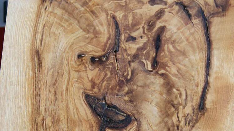 Eine Holzmaserung, die dem legendären Gemälde "Der Schrei" von Edvard Munch etwas ähnlich sieht. Foto: Sonja Adam