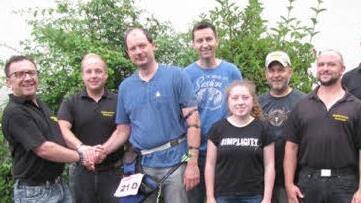 Gratulation für den Bayerischen Meister Jörg Müller v.l.: Vorsitzender Timo Mainberger, 2.Vorsitzender Markus Lemberger, Jörg Müller, Dritter der Bay. Meisterschaft Michael Dörr, 4. Platz Jugendklasse Stefanie Röder, 3. Schützenmeister Michael Rundell, 2.Schützenmeister Steffen Göpfert. Foto: Manfred Koch