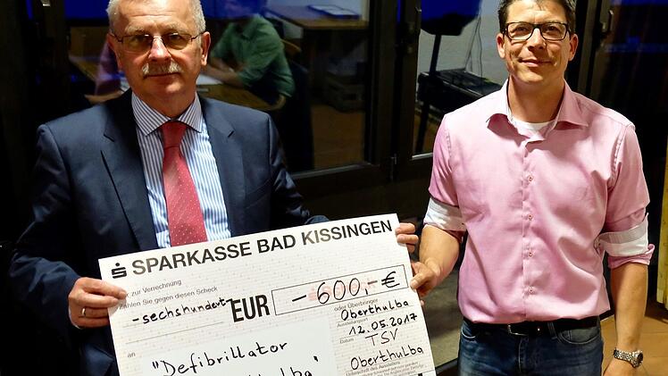 Für das Projekt Defibrillator, der nahe der Sparkasse Oberthulba installiert werden soll, spendete der TSV jetzt 600 Euro. Gotthard Schlereth (links) bedankte sich bei Matthias Hüttl.  Fotos: Gerd Schaar