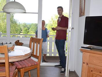 Vermittlerin Christa Kunz geht bei der Klassifizierung mit Dominik Reinhardt durch die Wohnugnen. Fotos: Rainer Lutz