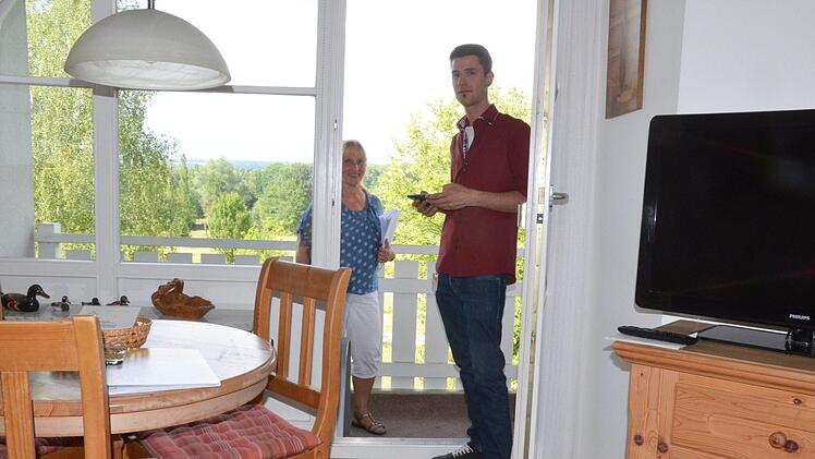 Vermittlerin Christa Kunz geht bei der Klassifizierung mit Dominik Reinhardt durch die Wohnugnen. Fotos: Rainer Lutz