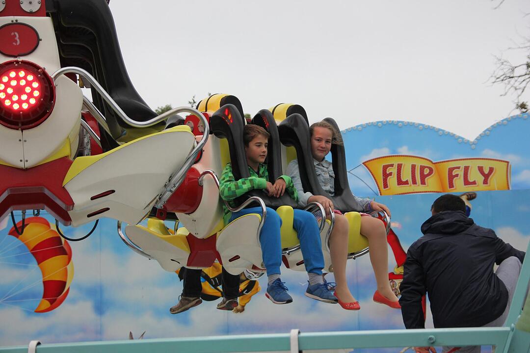 Bild 3: Die beiden Elfjährigen haben sich in den „Flip Fly“ getraut.