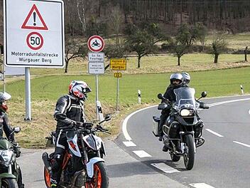 Die Polizei kontrolliert bereits seit 25. März an den Wochenenden und Feiertagen das Fahrverbot für Motorradfahrer am Würgauer Berg - nun hat das Verwaltungsgericht Bayreuth den Eilantrag eines Bikers  zur Aufhebung der Streckensperrung abgelehnt.  News5/Merzbach