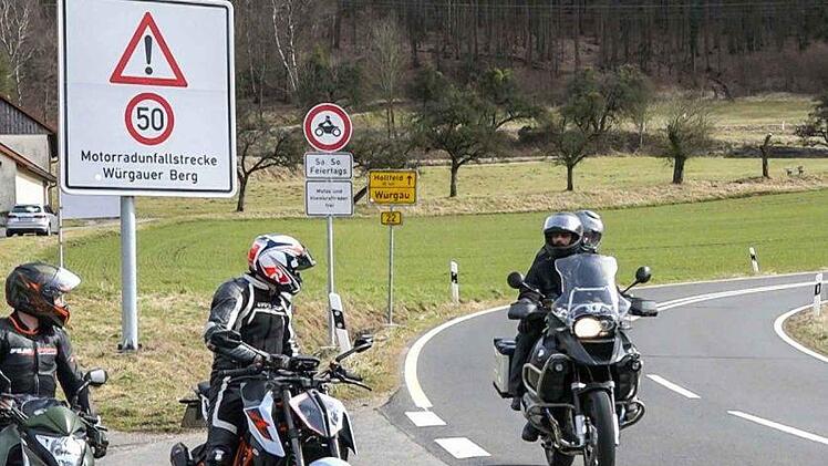 Die Polizei kontrolliert bereits seit 25. März an den Wochenenden und Feiertagen das Fahrverbot für Motorradfahrer am Würgauer Berg - nun hat das Verwaltungsgericht Bayreuth den Eilantrag eines Bikers  zur Aufhebung der Streckensperrung abgelehnt.  News5/Merzbach