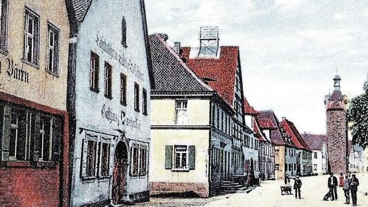 Vier Beispiele der einstmals zahlreichen Wirtshäuser in Herzogenaurach (von links oben nach rechts unten): "Weißer Hahn" (1934, heute ist dort die Apotheke am Markt), "Bayerischer Hof" (um 1900), "Zum Schwarzen Bären" und "Weißes Roß" (in den 60-er Jahren abgebrochen, heute Sparkasse) sowie Brauerei Heller (1928) Fotos: Postkartenbuch des Herzogenauracher Heimatvereins