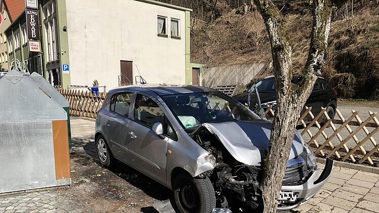Bei einem schweren Unfall im Landkreis Bayreuth sind drei Personen verletzt worden. Foto: NEWS5 / Fricke