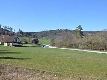 Hinter den Büschen (rechts im Bild) gegenüber dem Gerätemuseums soll das neue Depot gebaut werden.Rainer Lutz