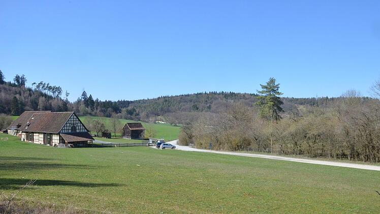 Hinter den Büschen (rechts im Bild) gegenüber dem Gerätemuseums soll das neue Depot gebaut werden.Rainer Lutz