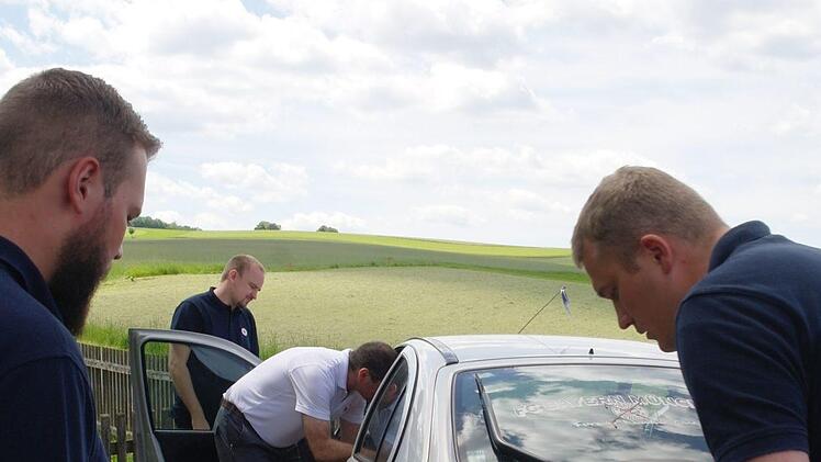 Ein simulierter Zusammenstoß zwischen einem Pkw und einem Fahrradfahrer. Um beide "Verletzten" kümmern sich HvOler, ausgebildete Rettungssanitäter unterstützen und beraten. Foto: Stephanie Elm