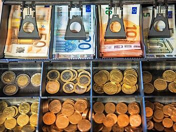 Mit dem Kassengesetz ist auch die Bonpflicht eingeführt worden. Damit soll Steuerbetrug eingedämmt werden. Foto: Jens Büttner, dpa