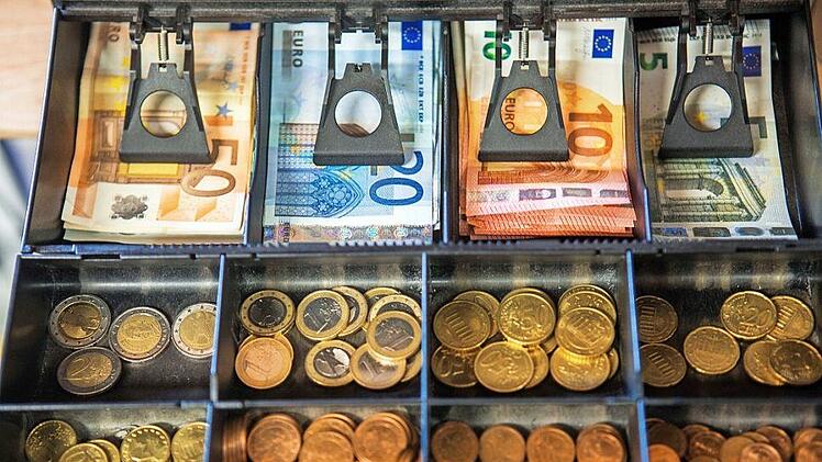 Mit dem Kassengesetz ist auch die Bonpflicht eingeführt worden. Damit soll Steuerbetrug eingedämmt werden. Foto: Jens Büttner, dpa