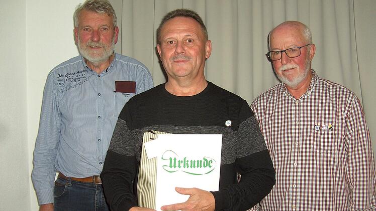 Stefan Zink (Mitte) wurde beim Obst- und Gartenbauverein Wittershausen von den bisherigen Vorsitzenden Hans Dünninger (links) und Bruno Geiger mit der Silbernen Ehrennadel geehrt. Foto: Udo Sell