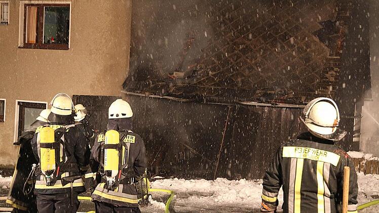 Das angrenzende Wohnhaus kann gerettet werden.