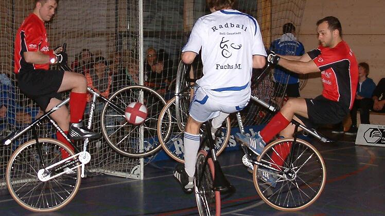 Mit vereinten Kräften versuchen Sebastian Rehmet (links) und Markus Michel eine Chance des Gaustädters abzuwehren. .